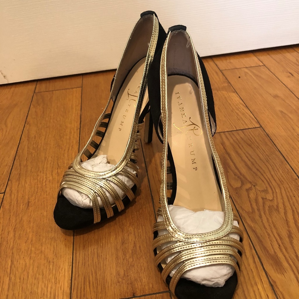 ❤️HOSTS’ PICK❤️ Ivanka Trump Black & Gold Pump - Picture 7 of 8